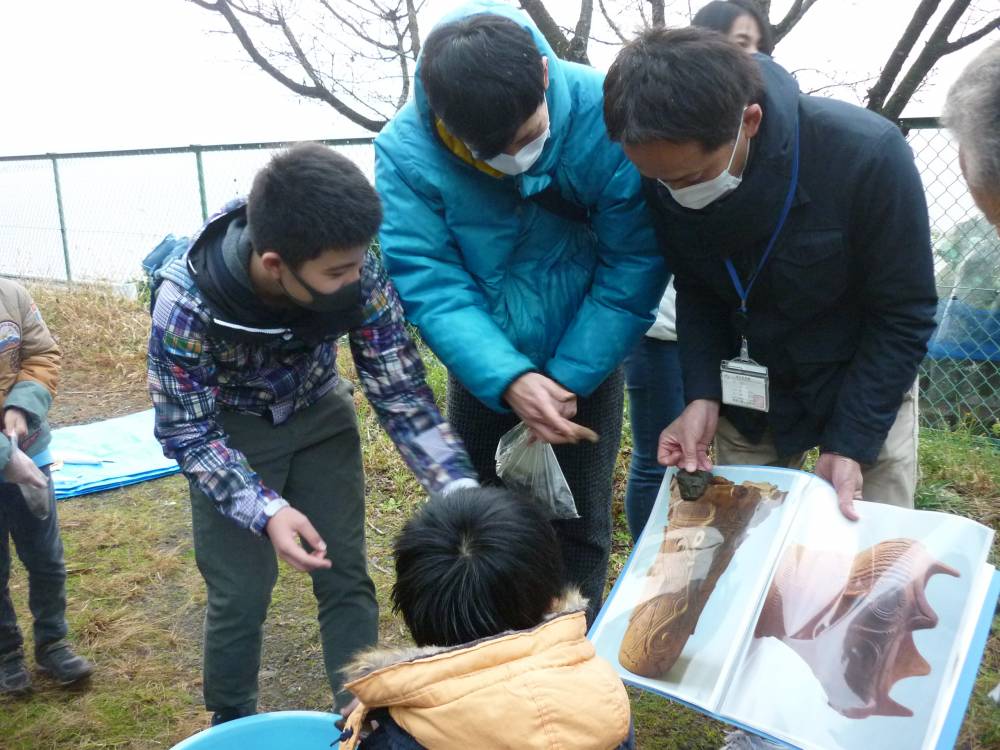 当日採集した土器の型式を確認中