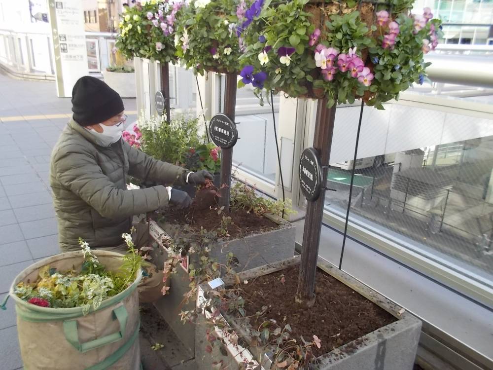 スタンディング花飾りの手入れの様子