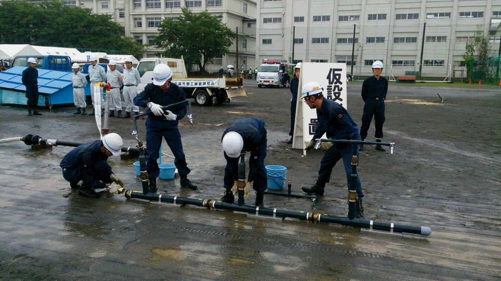 水道管の修復後、仮設水道の設置