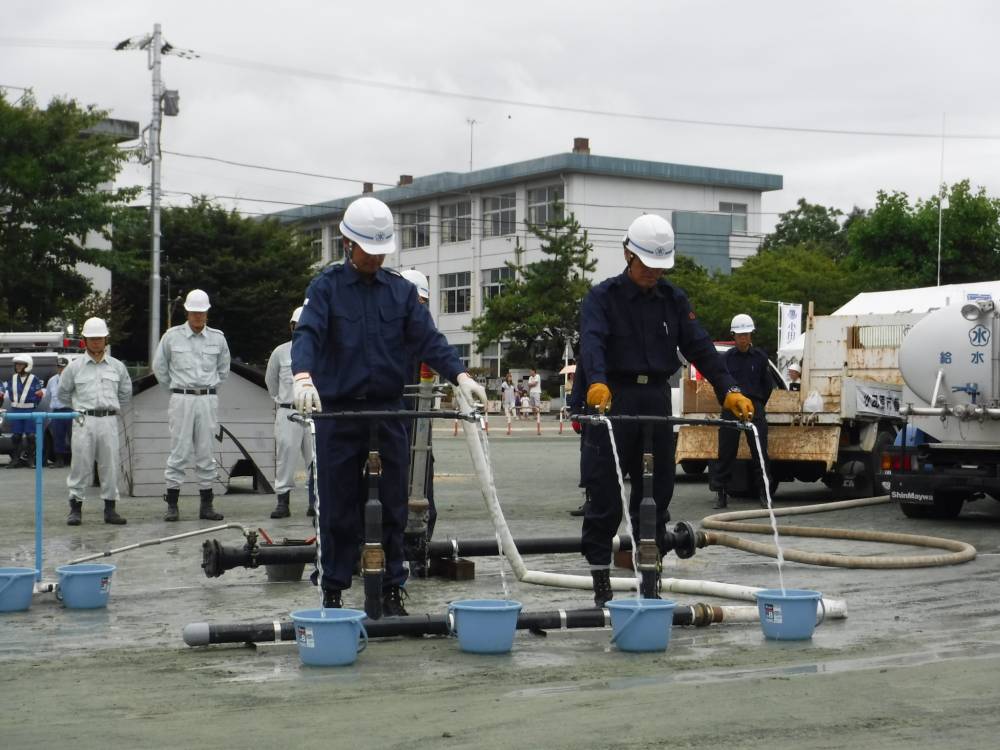 水道管の修復後、仮設水道の設置