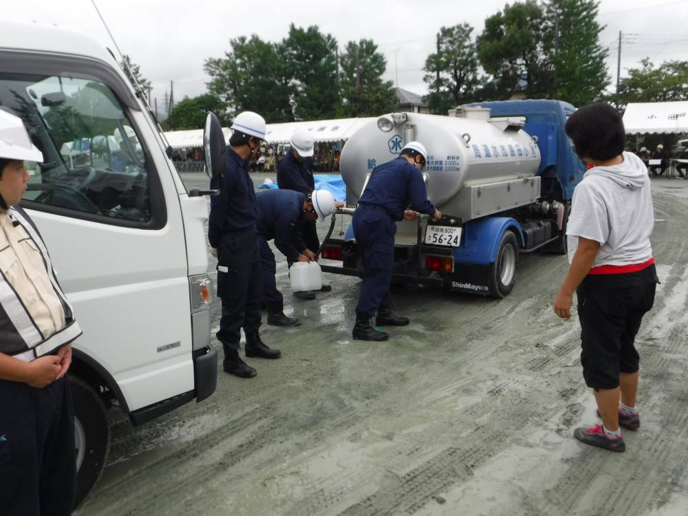 給水車からポリタンクへ給水