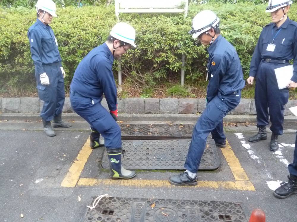 耐震性貯水槽の蓋を開けている様子