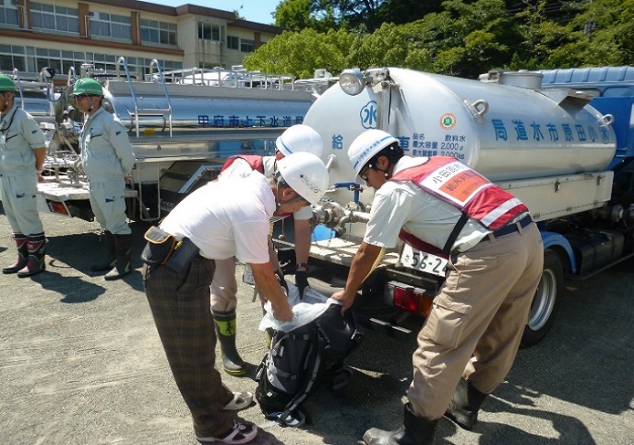 給水車から登山リュックへ給水している様子（小田原市総合防災訓練）