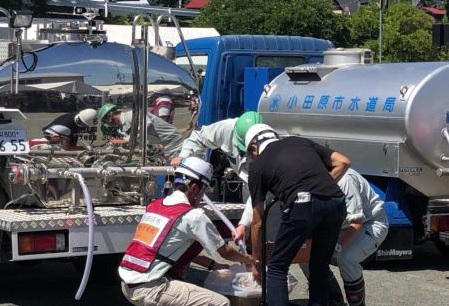 給水車から段ボール箱へ給水している様子（小田原市総合防災訓練）