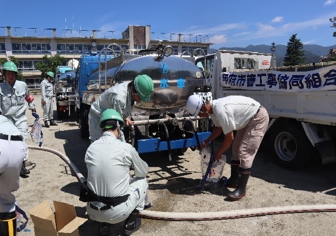 給水車からポリタンクへ給水している様子（甲府市総合防災訓練）