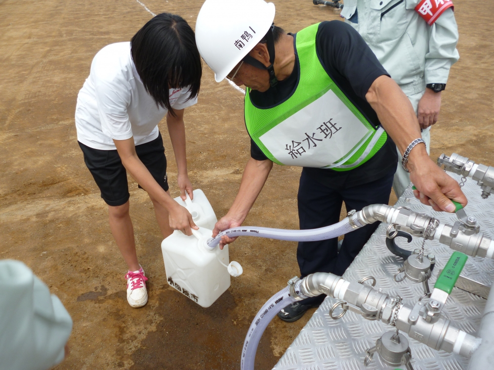 給水車からポリタンクへ給水