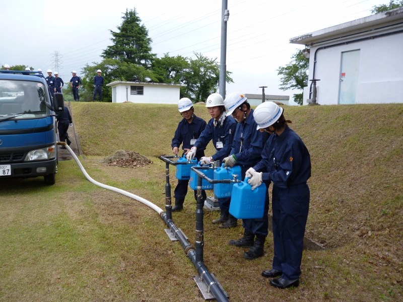 給水車からポリタンクへの給水