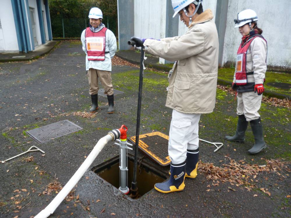 応急給水栓からの補水作業