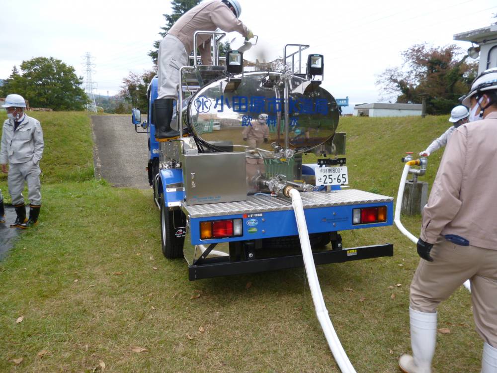 給水車への補水の様子