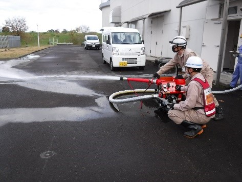 消防ポンプ放水訓練の様子