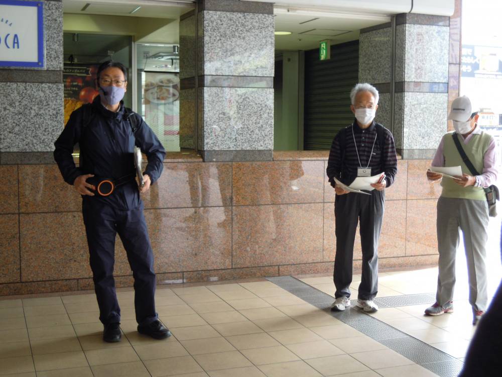 講師の学芸員湯浅さんを紹介する受講生