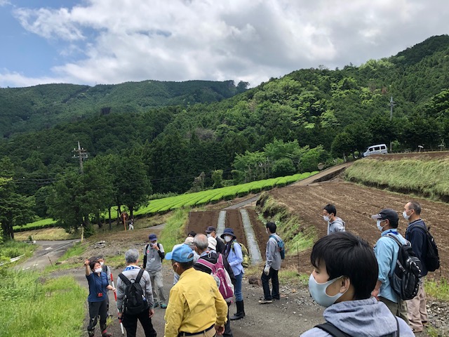 農地での獣害について説明を聞く様子