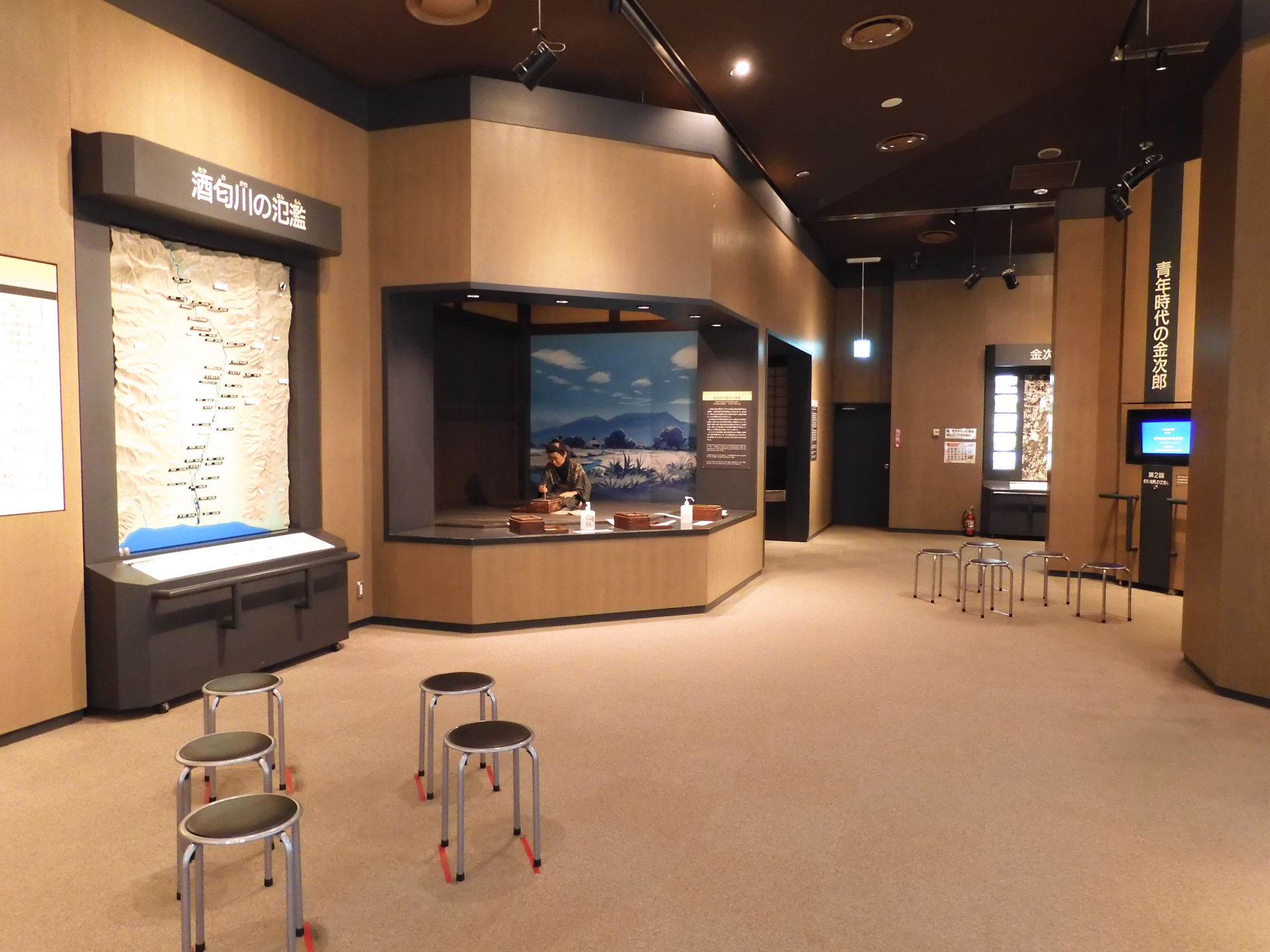 尊徳記念館展示室内