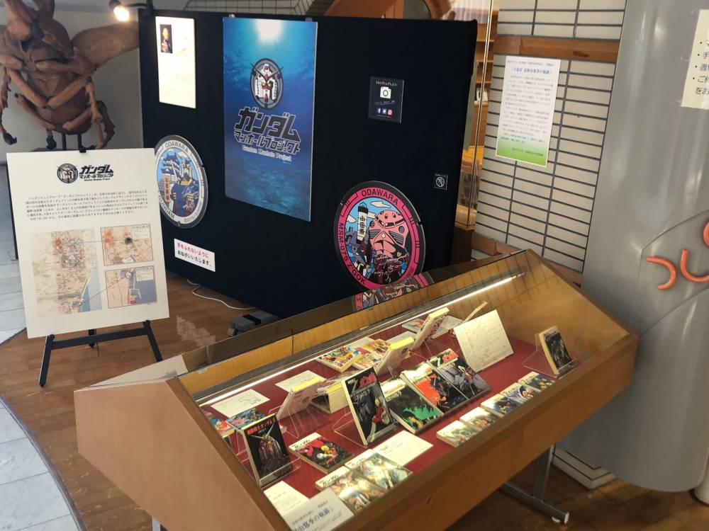 ケース内に富野さんの小説を展示しています(手前)。絶版になっている本がほとんどです。