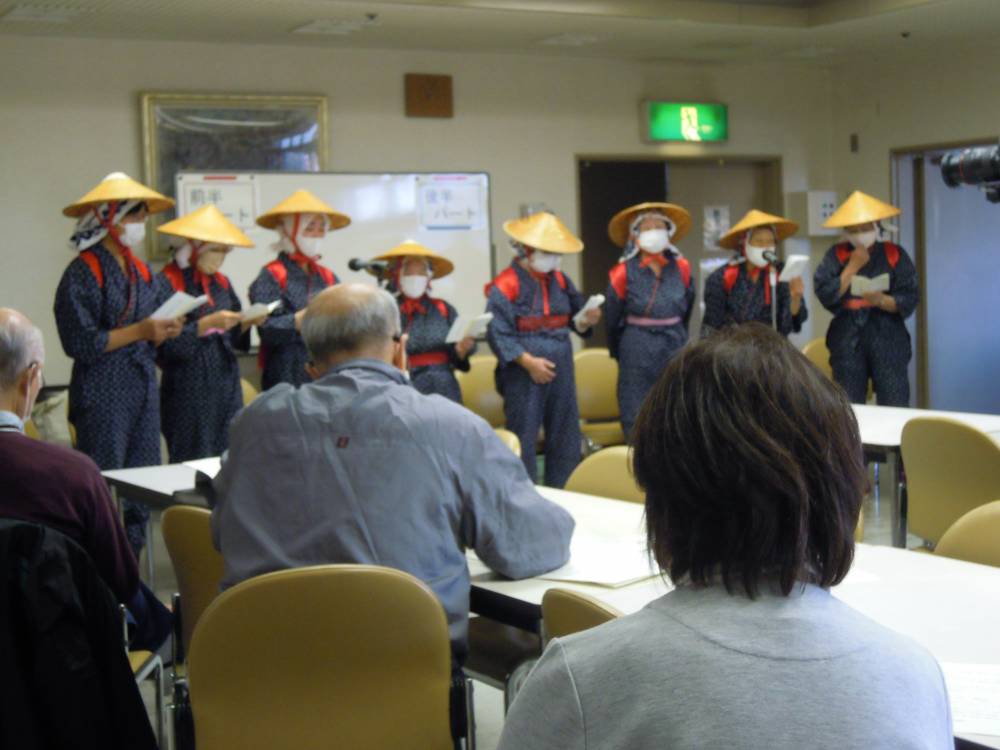 栢山田植歌保存会の歌声披露の様子