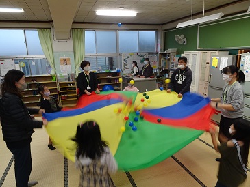 カラーバルーンで遊ぶ様子