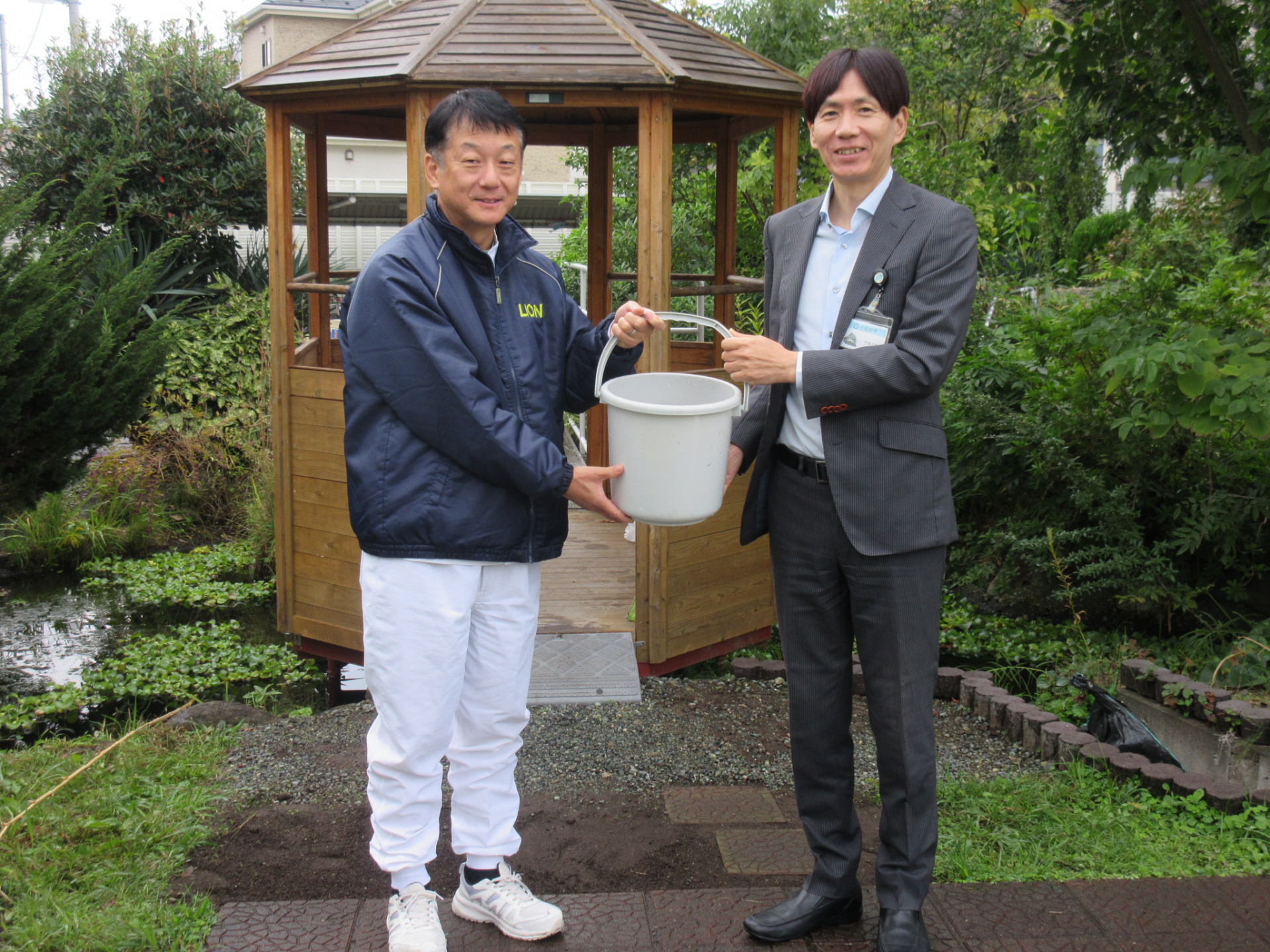 メダカの引き渡しをしています。