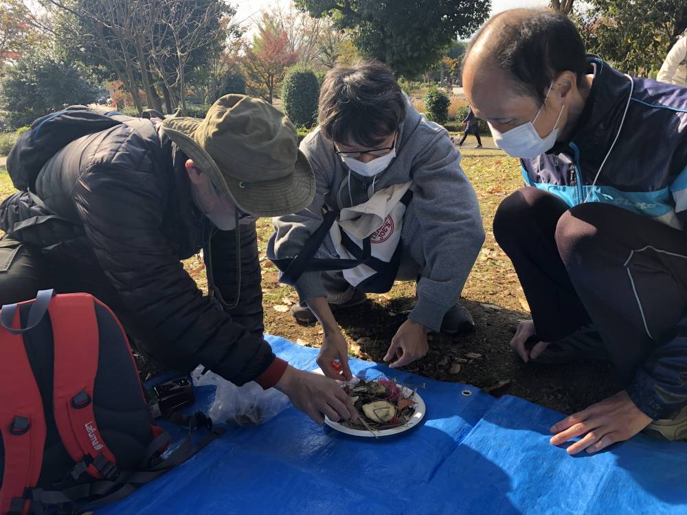 3人組で「森のワンプレート」を作る様子　1