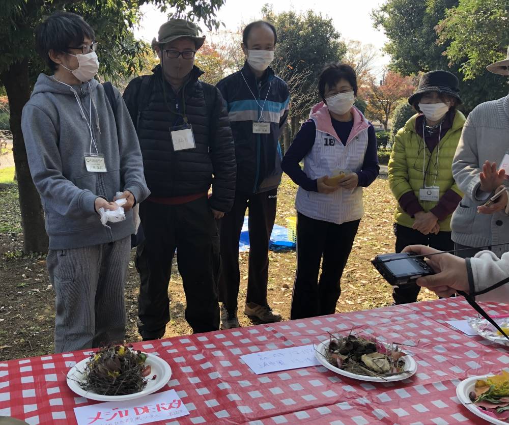 自分たちが作ったプレートについて説明する様子