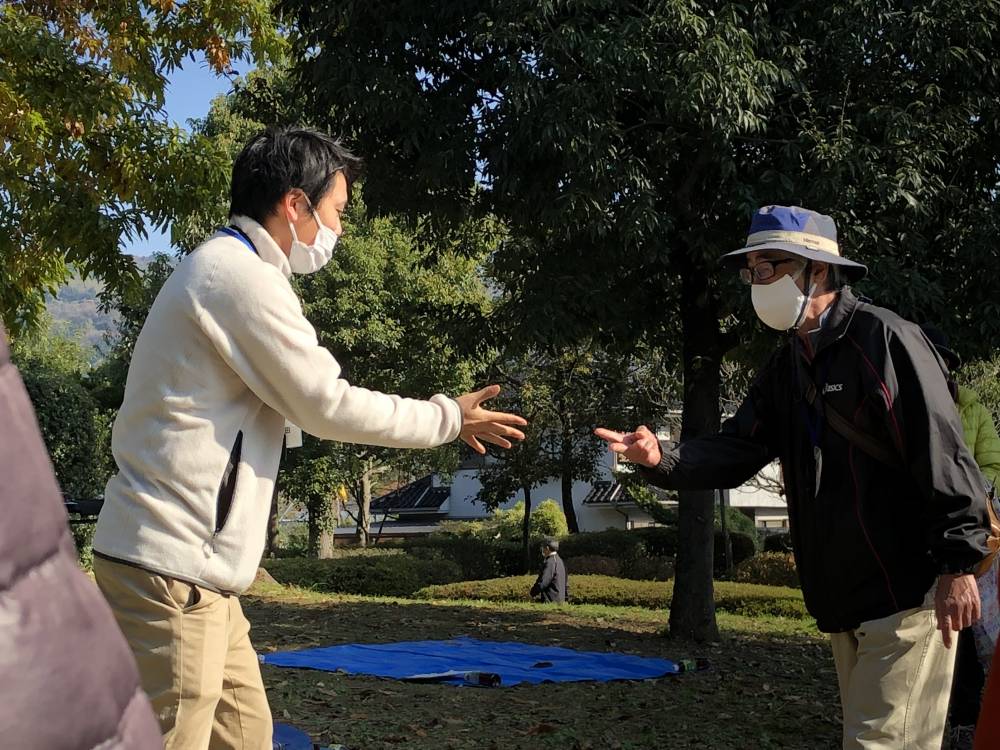 アイスブレイクの見本を見せる講師　川手隆生氏（右）