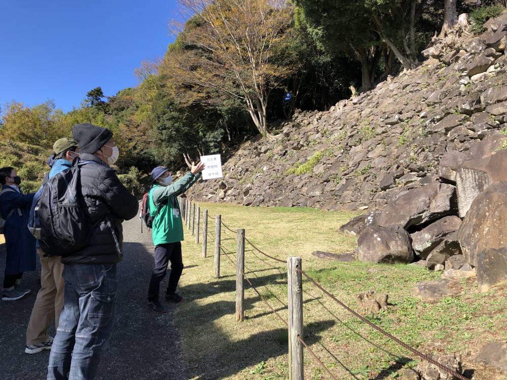 南曲輪南面の野面積の石垣を見学する様子