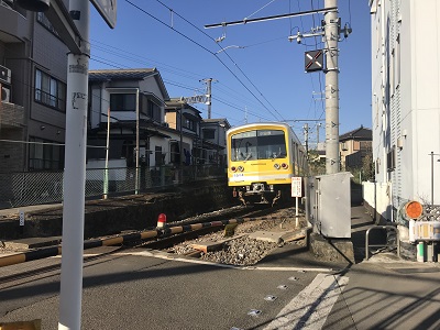 散水装置があるカーブを通過する車両