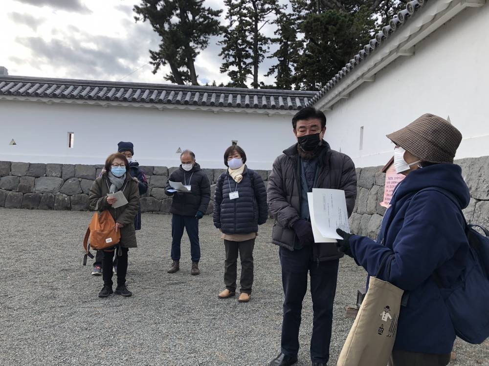 講師を紹介する受講生(右）、講師　小田原城総合管理事務所　諏訪間順さん（右から2番目）