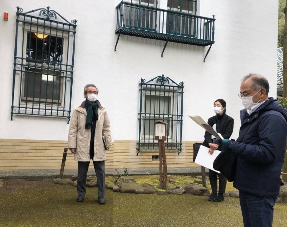 講師を紹介する受講生(右）、講師　市立中央図書館　学芸員　山口博さん、白政晶子さん