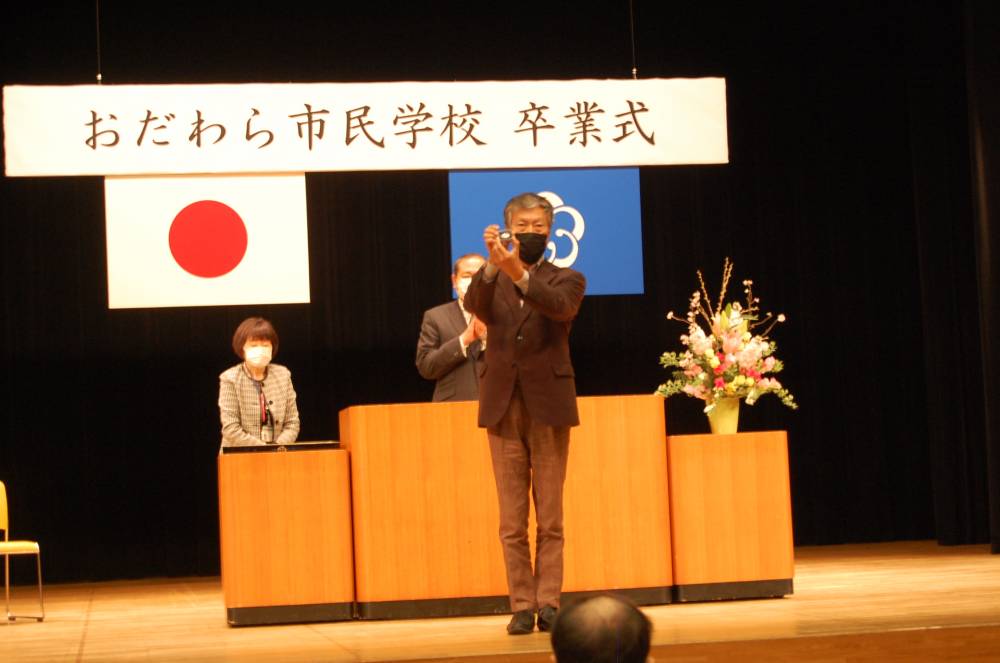 優良受講者を代表して記念品を受け取る武田満明さん