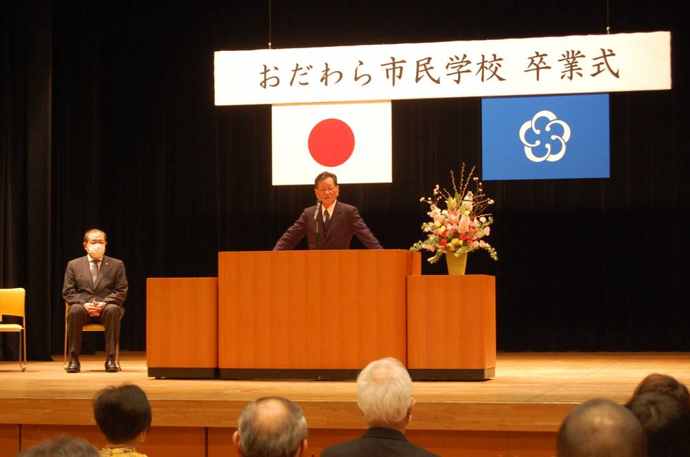 名誉校長の神野直彦氏から卒業生への式辞