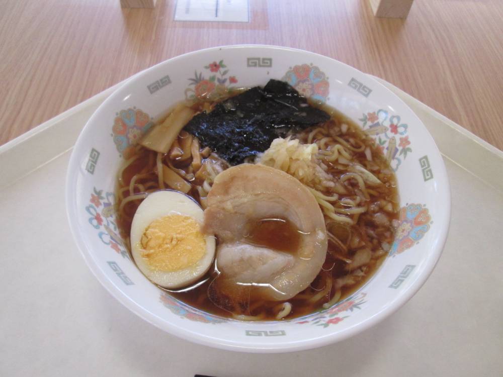 「下中たまねぎ」をトッピングした八王子ラーメン