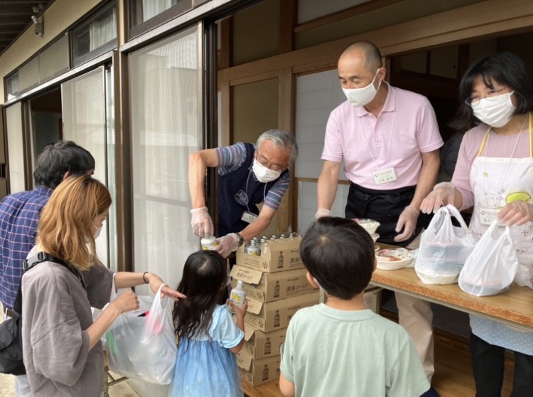 弁当を配布する様子（お結びころりん）