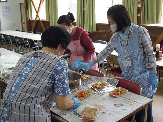 パック詰め作業（まちだっこ食堂）