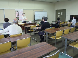 ちょうちんづくりの説明の様子