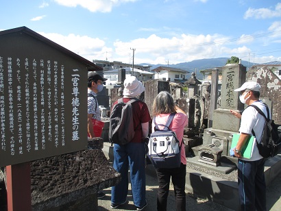 善栄寺 尊徳翁の墓にて