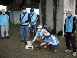 マイクロプラスチック採取の説明の様子