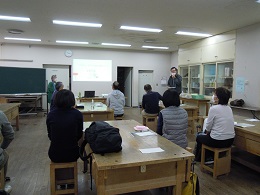 司会進行する受講生の様子