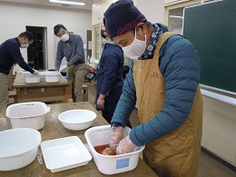 スカーフをビワの液に浸す様子