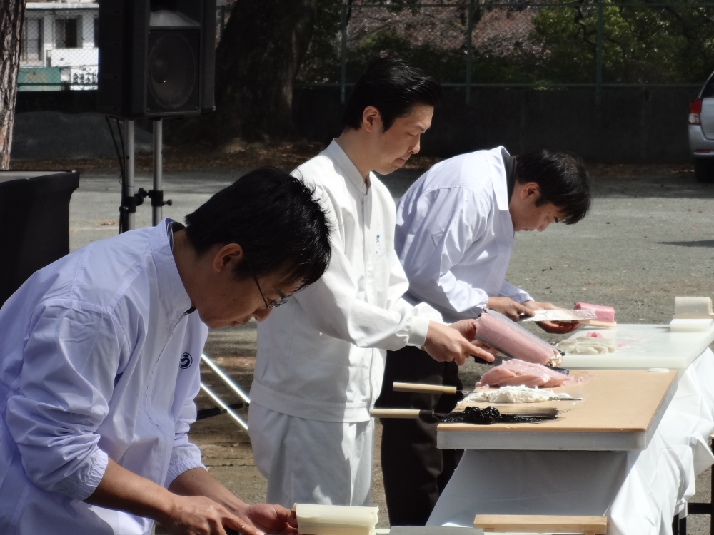 かまぼこ名人手づくり実演の写真