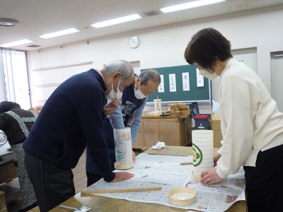 上下の蓋（まげし）と和紙をつなぐ様子