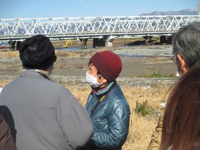 奥津百合子氏　背景にはショベルカー