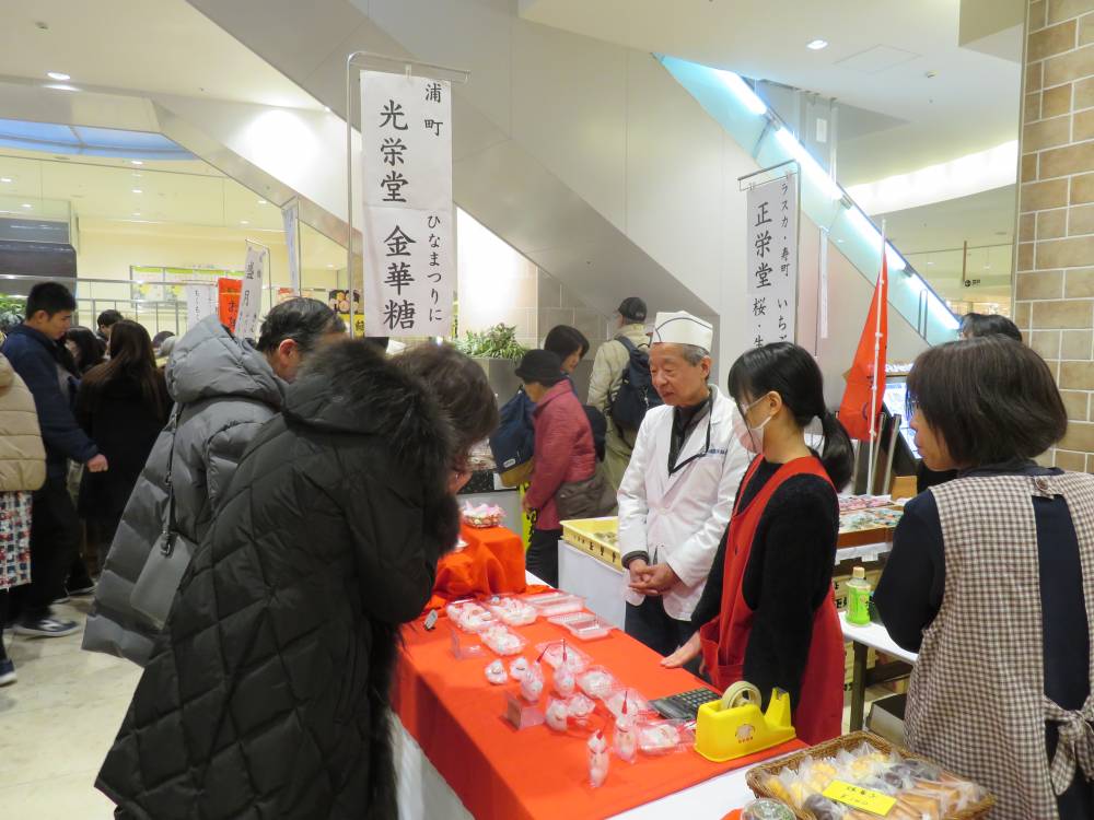 各店自慢のお菓子を販売している様子