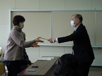 修了証授与の様子