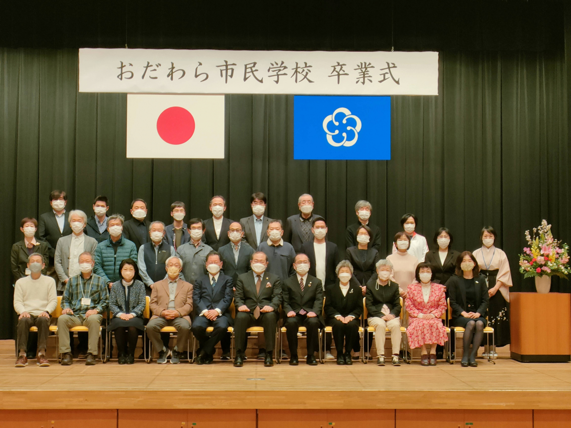 卒業する第4期生の集合写真