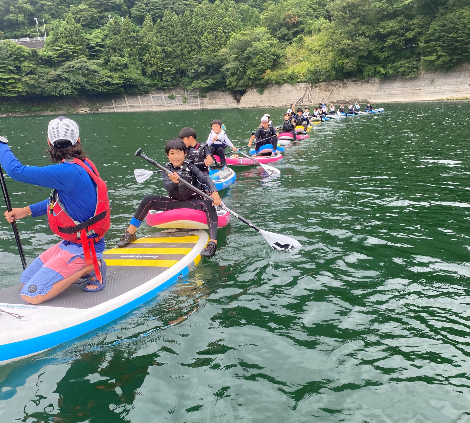 丹沢湖ＳＵＰ体験の様子