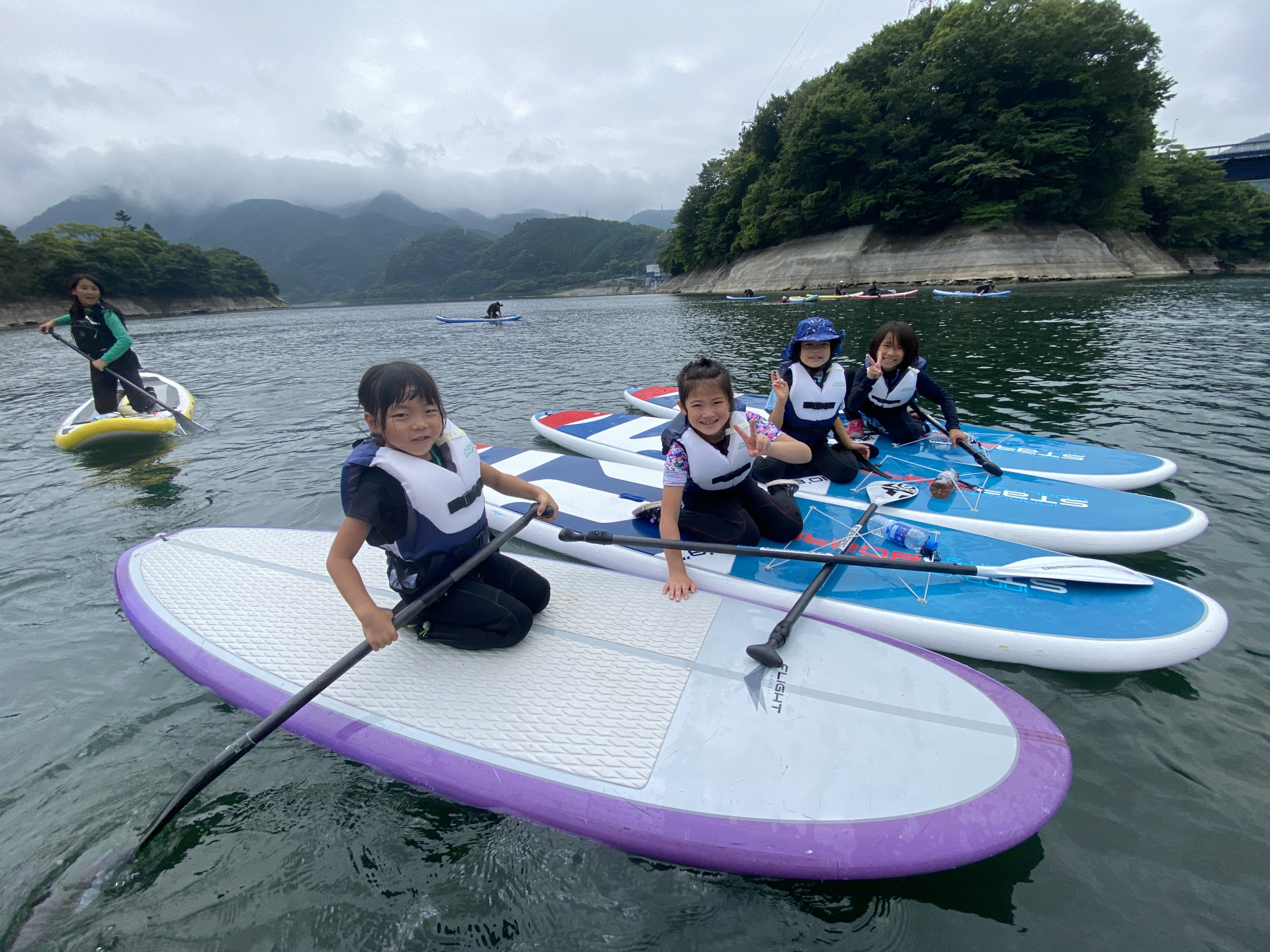 丹沢湖ＳＵＰ体験の様子