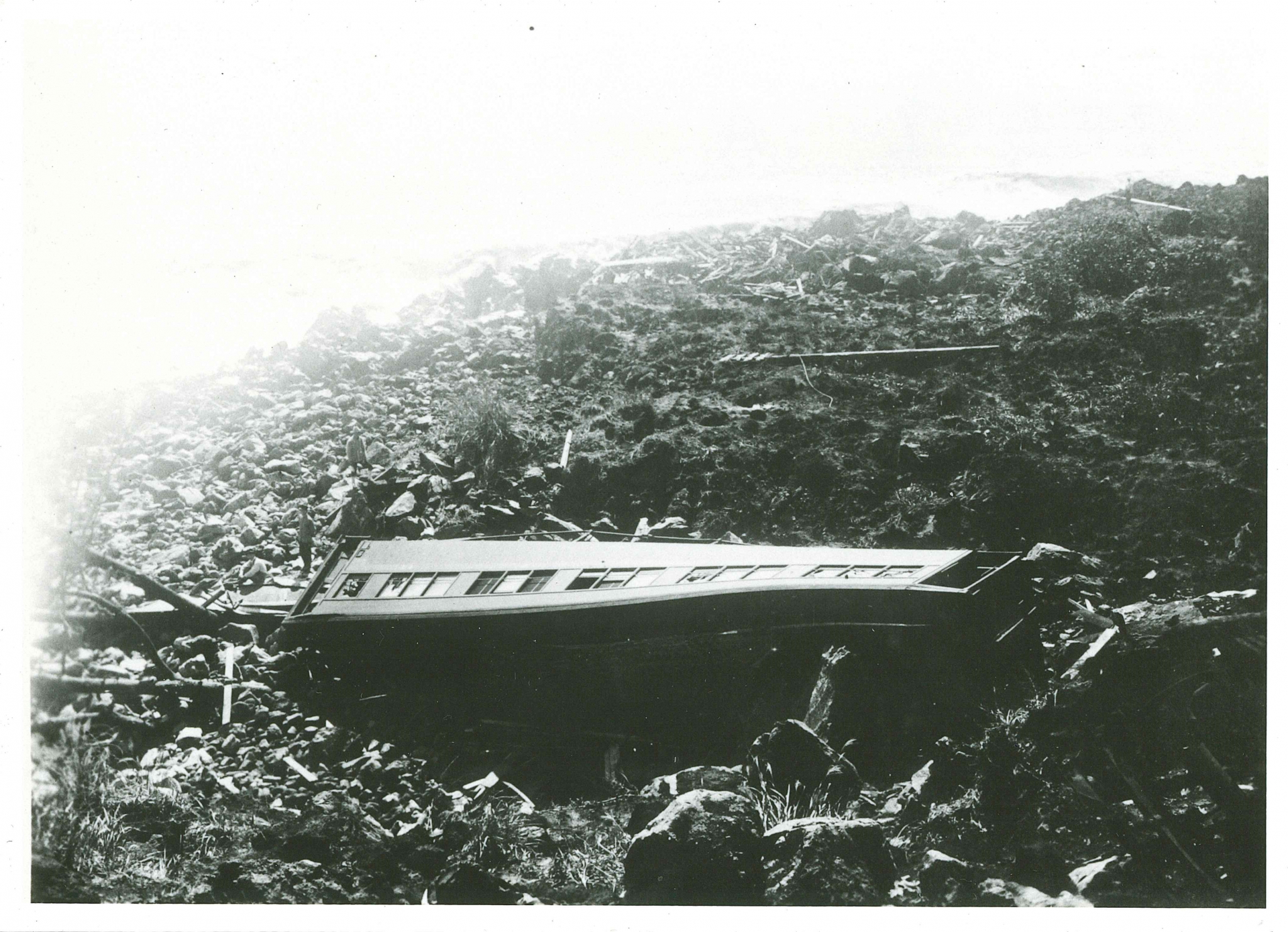 地すべりによって崖下に落ちた熱海線の列車の写真