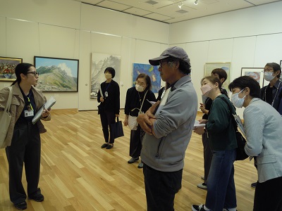 市美展の見学の様子