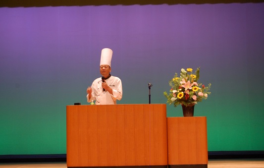 講師:鎧塚俊彦氏の写真