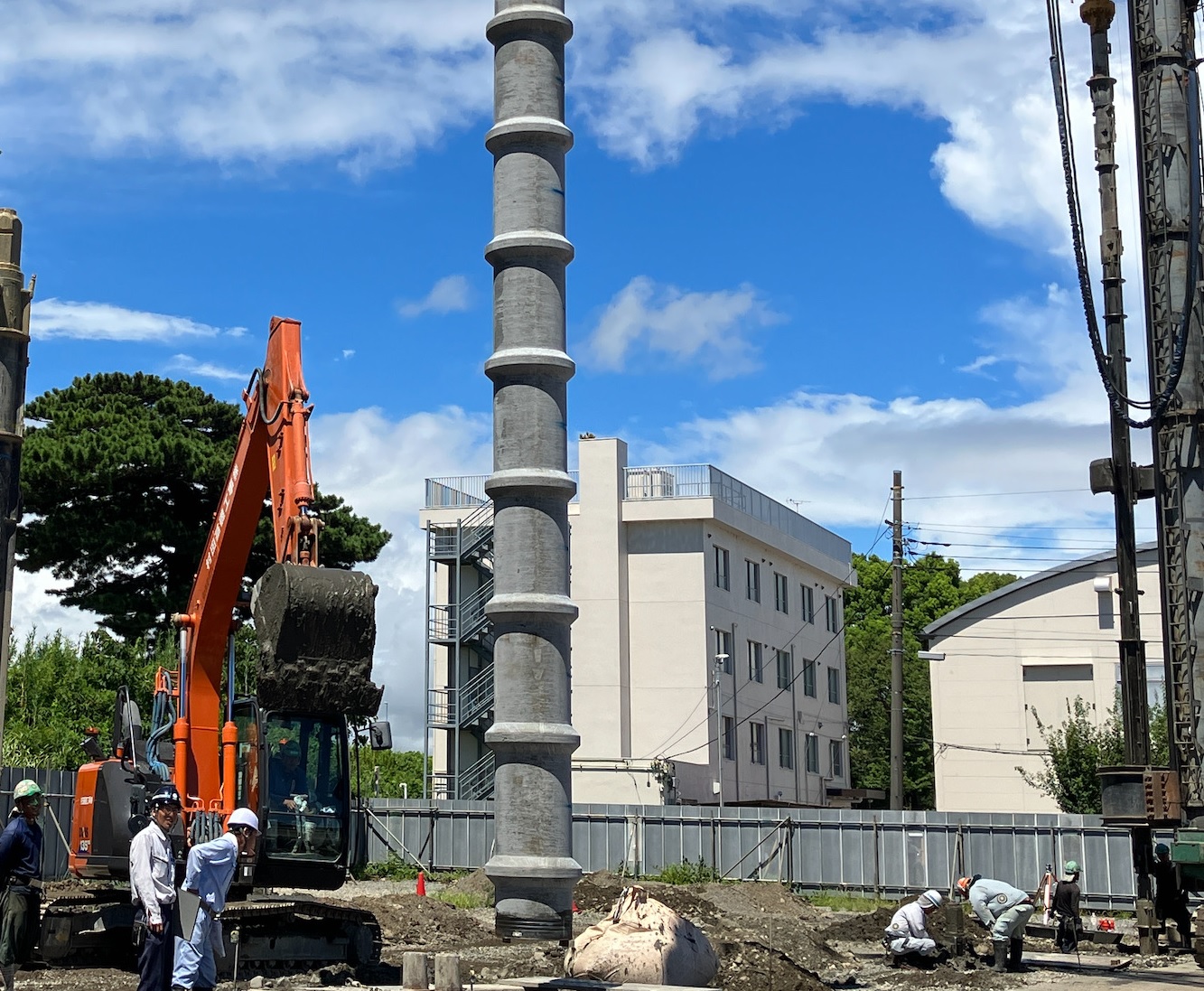 試験杭建込みの様子の写真